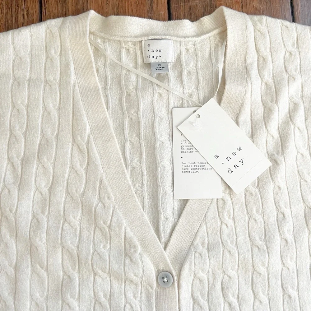NWT Cable Knit V Neck Cardigan Sweater Button Medium Cream Preppy Academia Soft